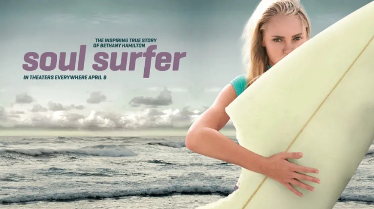 Soul Surfer Filminin Konusu Soul Surfer (2011), gerçek bir yaşam öyküsünden uyarlanan Amerikan yapımı biyografik dram filmidir. Film, genç sörfçü Bethany Hamilton'ın köpek balığı saldırısında kolunu kaybetmesine rağmen hayata, umuda ve sörfe yeniden tutunma mücadelesini anlatır. Azim, inanç, cesaret ve yaşam sevgisi temalarını işleyen Soul Surfer, yaşanan zorlukların insanı durdurmak yerine güçlendirebileceğini etkileyici bir dille anlatan ilham verici yapımlardan biridir.