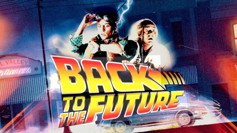 Geleceğe Dönüş - Back to the Future Yılı: 1985 - ABD Süre: 116 Dakika Tür: Bilim Kurgu,  Aile,  Komedi,  Macera Yönetmen: Robert Zemeckis Oyuncular:  Michael J. Fox,  Christopher Lloyd,  Crispin Glover,  Thomas F. Wilson IMDB Puanı: 8.5/10 Filmin Konusu: Yıl 1985, asi bir Amerikan genci olan Marty (Michael J. Fox), dahi arkadaşı Dr. Emmet Brown'un (Christopher Lloyd) icat ettiği bir çeşit zaman makinesi olan DeLorean ile kaza sonucu 30 yıl öncesine gider. Ancak Marty zaman içerisinde bir paradoks oluşturarak anne ve babasının tanışmalarını engeller. Onlar bir şekilde tanışmazsa Marty hiç doğmayacaktır ve bu durumu düzeltmenin bir yolunu bulmak zorundadır... Her serisi defalarca izlenebilecek bir bilim kurgu komedi klasiği.