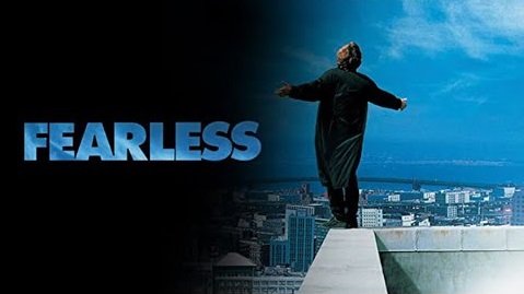 Korkusuz - Fearless (1993) Filminin Konusu: Uçak kazasından sağ kurtulan Max Klein ölümle yüzleştikten sonra psikolojik bir dönüşüm yaşar...