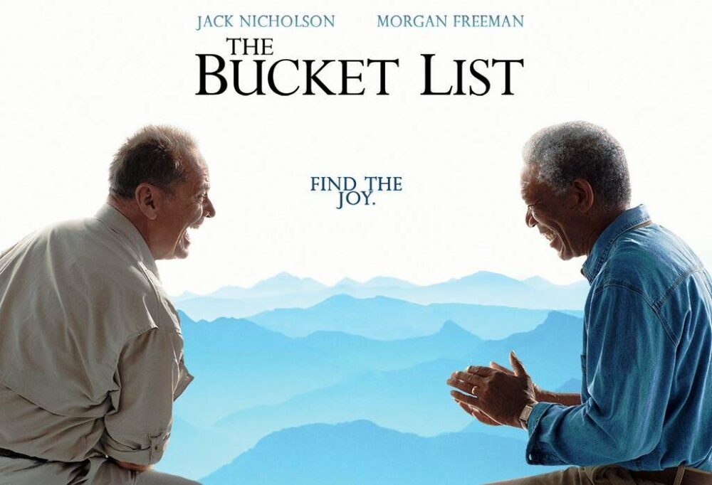 Şimdi Ya Da Asla - The Bucket List Yılı: 2007, ABD Süre: 97 Dakika Tür: Dram, Komedi, Macera Yönetmen: Rob Reiner Oyuncular: Morgan Freeman, Jack Nicholson, Sean Hayes, Rob Morrow, Ian Anthony Dale iMDB Puanı: 7.4/10 Konusu: Milyoner şirket sahibi Edward Cole (Jack Nicholson) ile bir araba tamircisi olan Carter Chambers’ın (Morgan Freeman) yolları, bir hastane odasında kesişir. Hayatlarının son günlerini yaşayan ikili, ölmeden önce geri kalan zamanlarını hep yapmak istedikleri ama bir türlü fırsat bulamadıkları şeyleri yaparak geçirmeye karar verirler. Bu arzuyla dünyayı dolaşmaya, maceralar yaşamaya başlayan ve zamanla iki yakın dost olan yaşlı kurtlar, hayatı dolu dolu yaşamanın ne demek olduğunu belki de şimdi öğreneceklerdir.