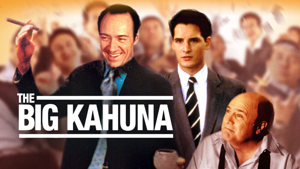 Büyük Kahuna - The Big Kahuna (1999) Filminin Konusu: Yakın dost olan iki tecrübeli satıcı ve yeni tanıştıkları genç bir adam, potansiyel bir müşteriyle tanışmak için düzenlenen fuarda bir otel odasında bir araya gelir.