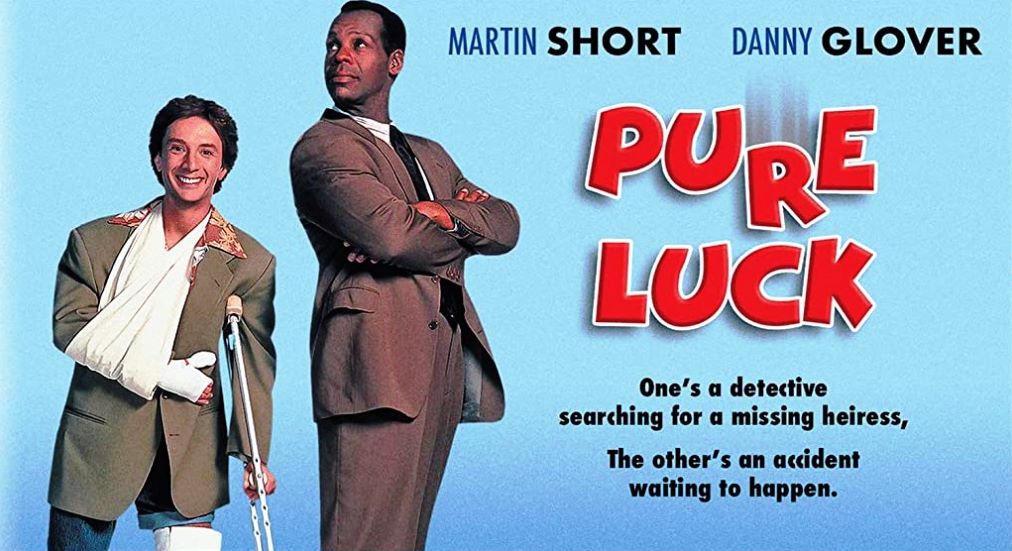 Kör Talih - Pure Luck Yılı: 1991 - ABD Süre: 96 Dakika Tür: Komedi, Macera Yönetmen: Nadia Tass Oyuncular: Martin Short, Danny Glover, Sheila Kelley, Scott Wilson, Harry Shearer IMDb Puanı: 5.6/10 Konusu: Zengin bir iş adamının son derece sakar ve talihsiz kızı Valerie, Meksika'daki tatilinin ilk gününde kaybolur. Tüm aramalara rağmen bir türlü bulunamayan genç kadının peşinden, en az onun kadar sakar bir adam olan şirket çalışanı Eugene Proctor (Martin Short) ve dedektif Raymond Campanella (Danny Glover) gönderilir. Teoriye göre, dünyanın en şanssız iki insanının bir şekilde birbiriyle karşılaşacağı tahmin edilirken, komik olaylar zinciri çoktan ortaya çıkmaya başlayacaktır.