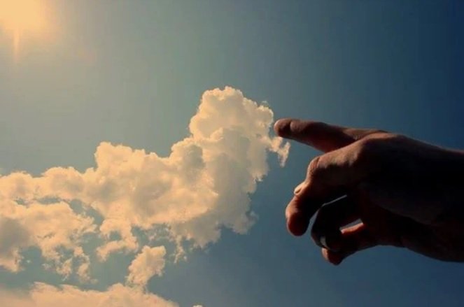 "Güneşi işaret eden birinin parmaklarına bakmayın." Halil Cibran