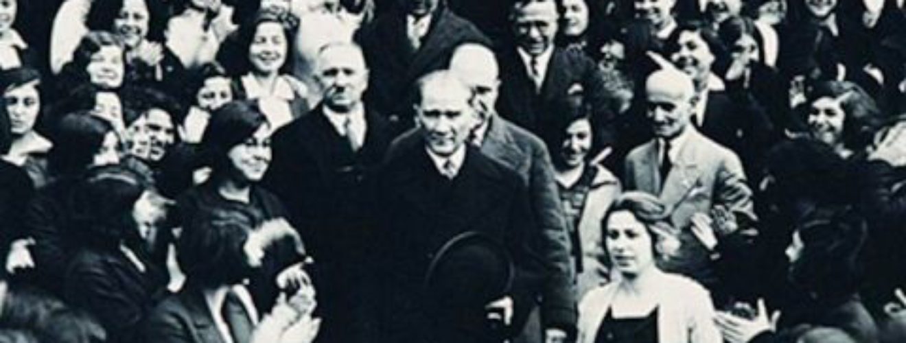 "Her şey unutulur. Fakat biz her şeyi gençliğe bırakacağız. O gençlik ki, hiçbir şeyi unutmayacaktır; geleceğin ümidi, ışık saçan çiçekleri onlardır. Bütün ümidim gençliktedir." Mustafa Kemal Atatürk