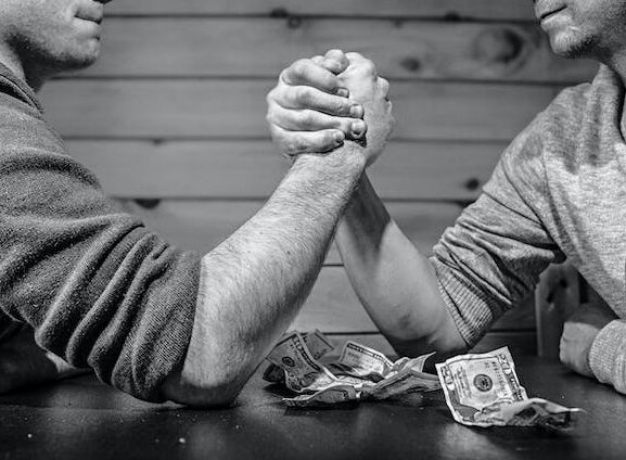 Bahse Var mısın? / Belirsizlik Altında Karar Alma Rehberi... Zihnimizin çalışma mekanizması oldukça basittir: Bir şey duyarız, ona inanırız ve ancak çok nadiren, zamanımız veya özel bir isteğimiz olursa bunun doğru olup olmadığını sorgularız. Ancak tam bu sırada karşı taraftan beklenmedik bir soru gelir: "Bahse var mısın?"