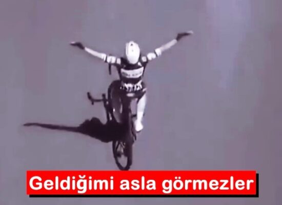 “Ne kadar iyi olursan ol, asla dikkatleri üstüne çekme. Bu en büyük hatan olur. Her zaman küçük görünmek zorundasın. Sessiz ol, küçük adam ol. Aptalı oyna, istenmeyeni… Saf görünen zeki ol… Ben bir sürprizim evlat, geldiğimi asla görmezler.” Şeytanın Avukatı – Devil’s Advocate