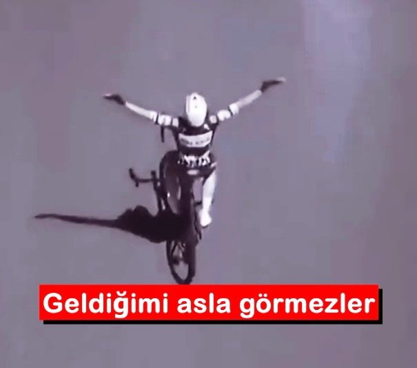 “Ne kadar iyi olursan ol, asla dikkatleri üstüne çekme. Bu en büyük hatan olur. Her zaman küçük görünmek zorundasın. Sessiz ol, küçük adam ol. Aptalı oyna, istenmeyeni… Saf görünen zeki ol… Ben bir sürprizim evlat, geldiğimi asla görmezler.” Şeytanın Avukatı – Devil’s Advocate