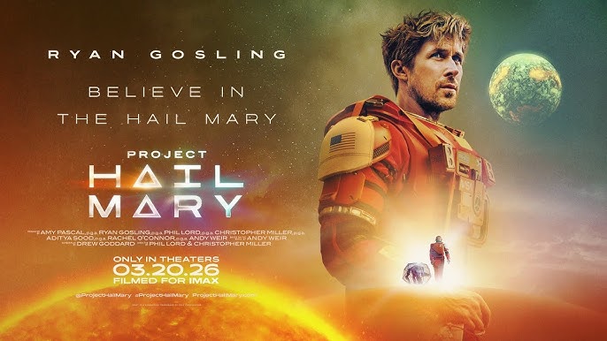 Kurtuluş Projesi - Project Hail Mary Yıl: 2026 Süre: 156 Dakika Tür: Bilim Kurgu, Fantastik, Macera Yönetmen: Phil Lord, Christopher Miller Oyuncular: Ryan Gosling, Sandra Hüller, James Ortiz IMDb Puanı: 8.3/10 Konusu: Bir fen bilgisi öğretmeni olan Ryland Grace (Ryan Gosling), bir uzay gemisinde tek başına gözlerini açar. Uzun bir uykudan halsiz bir şekilde uyanan Dr. Grace hafızası geri gelmeye başladıkça, güneşi öldüren gizemli bir maddeyi durdurma görevinde olduğunu fark eder. Dünyayı kurtarmak için Venüs'e doğru çıktığı bu tehlikeli yolculukta görevi başarıyla tamamlamak için sıra dışı bir dostun desteğini alacaktır... Mizah ile duygusallığı dengeli şekilde harmanlayan film, yalnızca aksiyon ve görsel efektlerle değil; insan olmanın anlamına dair verdiği mesajlarla da izleyicilerinde derin izler bırakıyor.