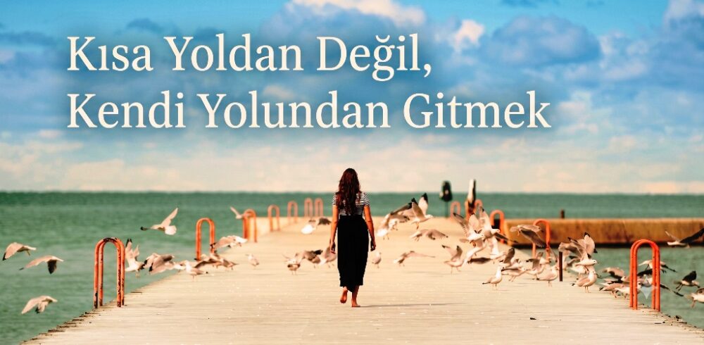 Kısa Yoldan Değil, Kendi Yolundan Gitmek... Günümüzde herkes az çalışarak çok para kazanmanın peşinde. Peki modern çağın bu büyük kısayol tuzağından kurtulup kendi başarı tanımımızı nasıl yaparız? İşte gerçek motivasyon rehberi.