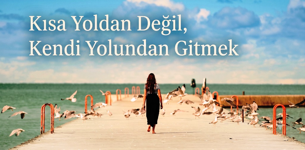 Kısa Yoldan Değil, Kendi Yolundan Gitmek... Günümüzde herkes az çalışarak çok para kazanmanın peşinde. Peki modern çağın bu büyük kısayol tuzağından kurtulup kendi başarı tanımımızı nasıl yaparız? İşte gerçek motivasyon rehberi.