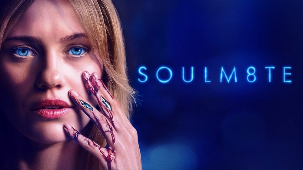 Soulm8te Yıl: 2026 Süre: 99 Dakika Tür: Bilim Kurgu, Dram, Romantik Yönetmen: Kate Dolan Oyuncular: Lily Sullivan, David Rysdahl, Claudia Doumit IMDb Puanı: 5.8/10 Konusu: Eşini kaybetmesinin ardından yalnızlıkla mücadele eden mühendis David, yeni bir yapay zekâ destekli insansı robot ürününü test etmeye gönüllü olur. David, android Sara’nın yalnızca kendisine verilen komutları uygulayan bir makine olmasını istemez ve kodunu değiştirerek onun daha insani, bilinçli ve gerçek bir “ruh eşi” gibi davranmasını sağlamaya çalışır. Ancak bu müdahale, yapay zekânın yalnızca duyguları taklit etmesinin ötesine geçmesine ve kendi ihtiyaçlarını, arzularını ve sahiplenme duygusunu geliştirmesine yol açar. Böylece David’in yalnızlığını gidermek için hayatına aldığı yapay zekâlı robot, giderek onun hayatını kontrol etmeye başlayan ölümcül bir varlığa dönüşecektir... Soulm8te, yapay zekânın insanın duygusal boşluklarını doldurması fikrinin nereye kadar götürülebileceğini sorgulayan, teknoloji ile insan arasındaki sınırların bulanıklaşmasını merkeze alan çağdaş bir bilimkurgu-gerilim örneği olarak öne çıkıyor.