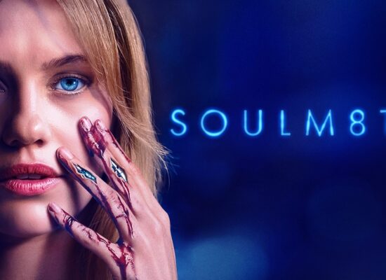 Soulm8te Yıl: 2026 Süre: 99 Dakika Tür: Bilim Kurgu, Dram, Romantik Yönetmen: Kate Dolan Oyuncular: Lily Sullivan, David Rysdahl, Claudia Doumit IMDb Puanı: 5.8/10 Konusu: Eşini kaybetmesinin ardından yalnızlıkla mücadele eden mühendis David, yeni bir yapay zekâ destekli insansı robot ürününü test etmeye gönüllü olur. David, android Sara’nın yalnızca kendisine verilen komutları uygulayan bir makine olmasını istemez ve kodunu değiştirerek onun daha insani, bilinçli ve gerçek bir “ruh eşi” gibi davranmasını sağlamaya çalışır. Ancak bu müdahale, yapay zekânın yalnızca duyguları taklit etmesinin ötesine geçmesine ve kendi ihtiyaçlarını, arzularını ve sahiplenme duygusunu geliştirmesine yol açar. Böylece David’in yalnızlığını gidermek için hayatına aldığı yapay zekâlı robot, giderek onun hayatını kontrol etmeye başlayan ölümcül bir varlığa dönüşecektir... Soulm8te, yapay zekânın insanın duygusal boşluklarını doldurması fikrinin nereye kadar götürülebileceğini sorgulayan, teknoloji ile insan arasındaki sınırların bulanıklaşmasını merkeze alan çağdaş bir bilimkurgu-gerilim örneği olarak öne çıkıyor.